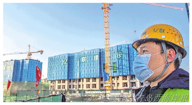 建設中的西海岸文化大廈。□張帆 攝